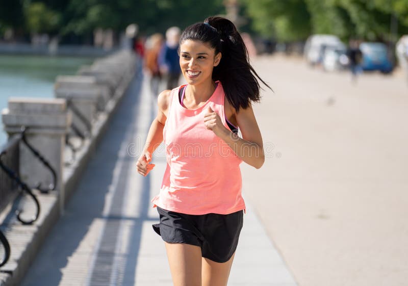 Jeune coureur heureux attirant établissant en partie de ville dans le concept de forme physique photo libre de droits Jeune coureur heureux attirant établissant en partie de ville dans le concept de forme physique photo libre de droits