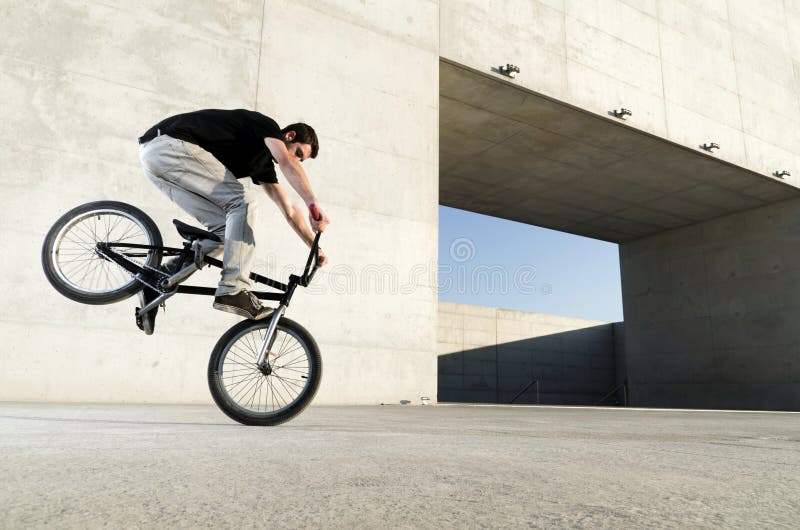 Jeune curseur de bicyclette de BMX images stock