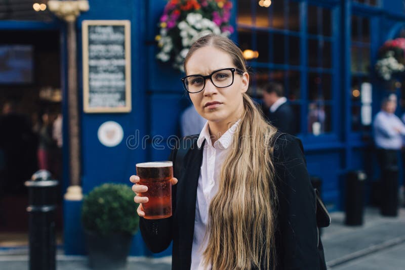 Jeune dame d'affaires avec de la bière image libre de droits Jeune dame d'affaires avec de la bière image libre de droits
