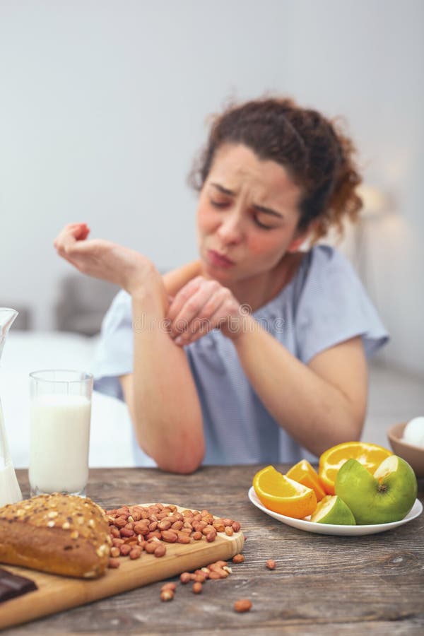 Jeune dame développant une allergie d'agrume photo stock Jeune dame développant une allergie d'agrume photo stock