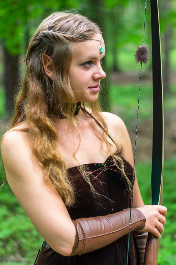 Jeune dame Elf avec un long arc images libres de droits Jeune dame Elf avec un long arc images libres de droits