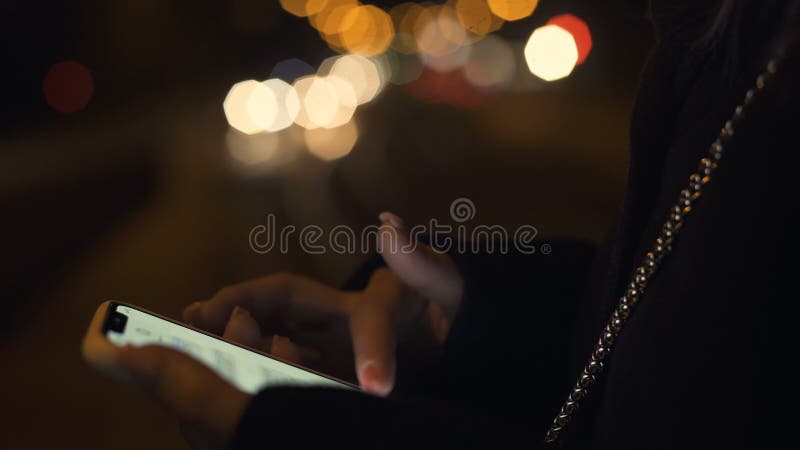 Jeune dame vérifiant des messages sur le smartphone utilisant l'Internet mobile, l'horaire des bus clips vidéos