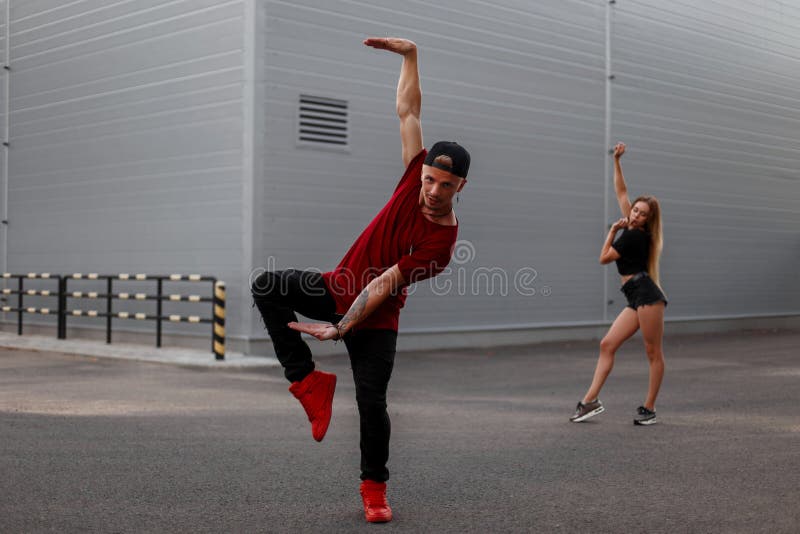 Jeune Danseur Beau D'homme De Hip-hop Avec Une Casquette De Baseball En  Rouge Image stock - Image du danse, danseur: 125455961