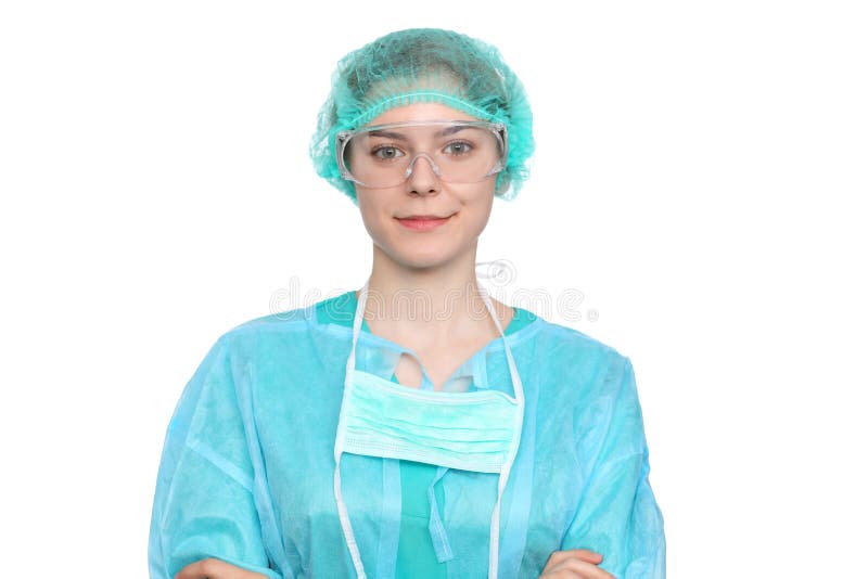 Jeune docteur féminin de chirurgien se tenant avec des bras croisés et souriant, d'isolement au-dessus du fond blanc photo stock Jeune docteur féminin de chirurgien se tenant avec des bras croisés et souriant, d'isolement au-dessus du fond blanc photo stock