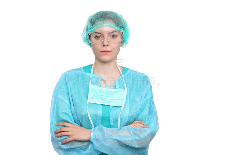 Jeune docteur féminin de chirurgien se tenant avec des bras croisés et souriant, d'isolement au-dessus du fond blanc image stock Jeune docteur féminin de chirurgien se tenant avec des bras croisés et souriant, d'isolement au-dessus du fond blanc image stock