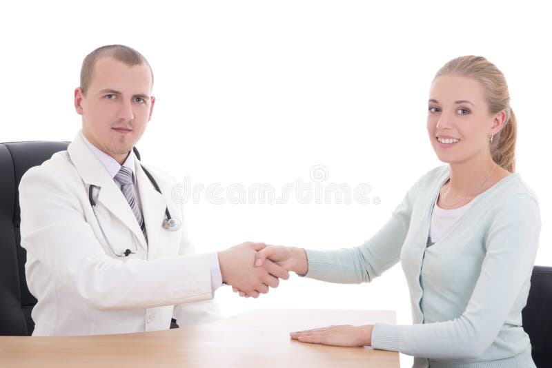 Jeune docteur se serrant la main au patient dans le bureau d'isolement dessus photographie stock libre de droits Jeune docteur se serrant la main au patient dans le bureau d'isolement dessus photographie stock libre de droits