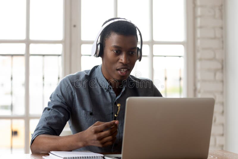 Jeune employé afro-américain tenant un appel vidéo. photo stock
