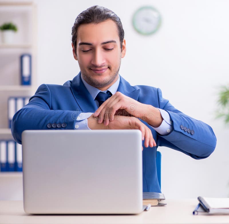 Jeune employé masculin au bureau images libres de droits