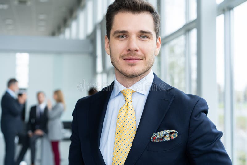 Jeune et s?r homme d'affaires Jeune homme beau dans le formalwear souriant à la caméra photos libres de droits Jeune et s?r homme d'affaires Jeune homme beau dans le formalwear souriant à la caméra photos libres de droits