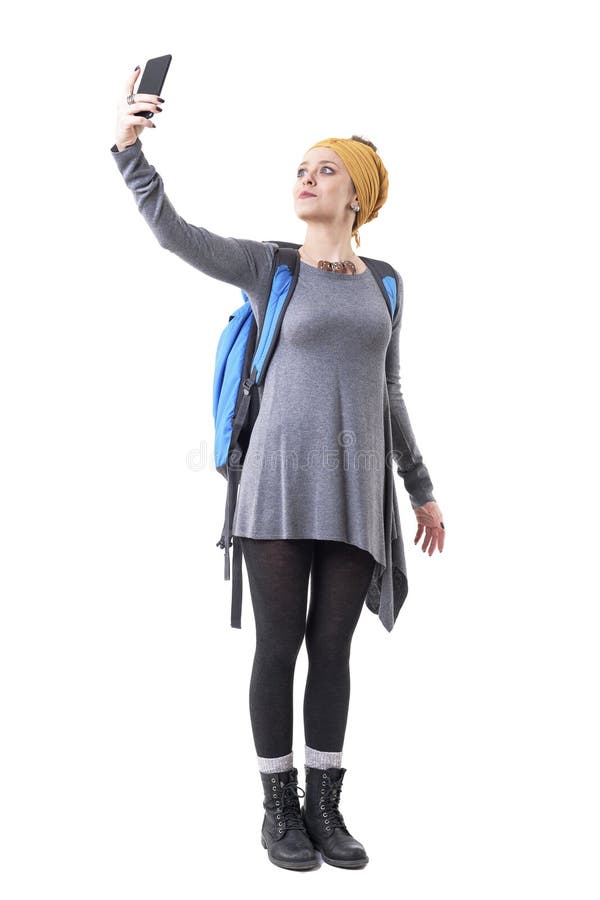 Jeune explorateur décontracté mignon de femme de randonneur prenant des photos avec le téléphone portable photo libre de droits Jeune explorateur décontracté mignon de femme de randonneur prenant des photos avec le téléphone portable photo libre de droits