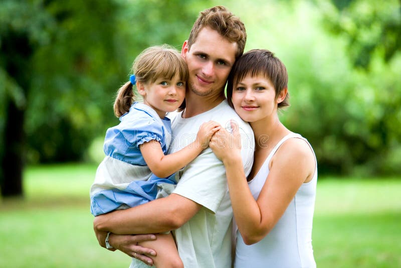 Jeune famille en stationnement photographie stock Jeune famille en stationnement photographie stock