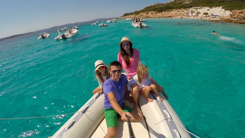 Jeune famille heureuse avec deux petites filles sur un grand bateau pendant des vacances de sammer en Italie