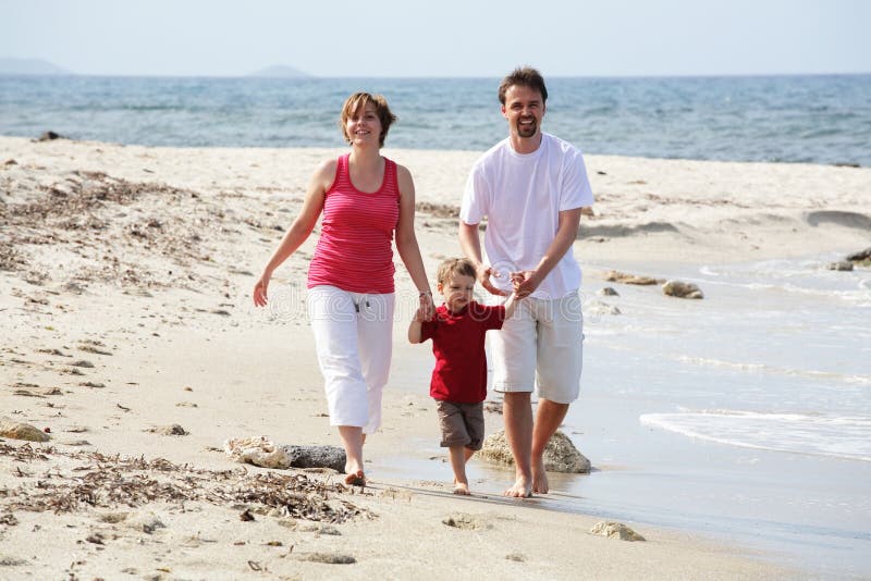 Jeune famille heureux sur la plage photo stock