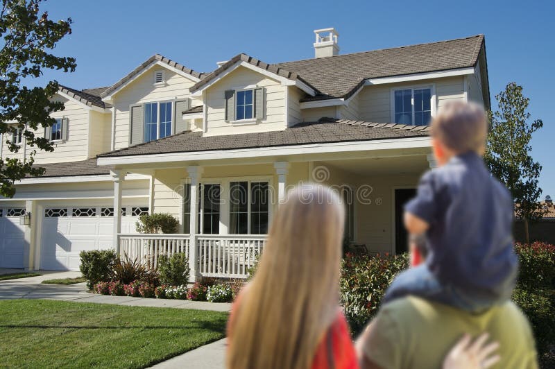Jeune famille regardant une nouvelle maison images libres de droits Jeune famille regardant une nouvelle maison images libres de droits