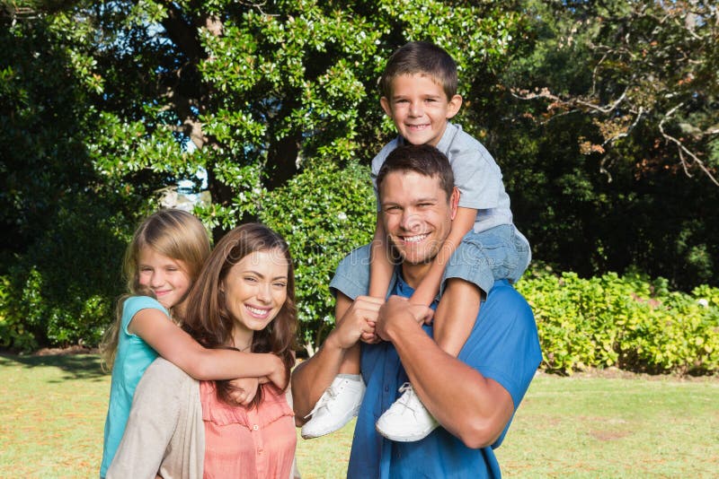 Jeune famille se tenant ensemble photos stock Jeune famille se tenant ensemble photos stock