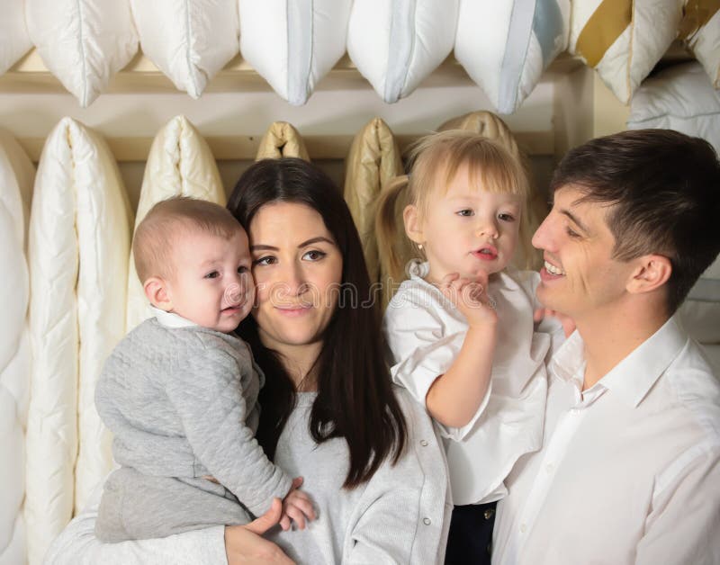 Jeune famille sur des achats Portrait de famille entière photographie stock libre de droits Jeune famille sur des achats Portrait de famille entière photographie stock libre de droits