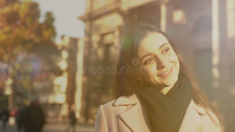 Jeune femelle motivée gaie souriant près du bâtiment d'université, occasions clips vidéos