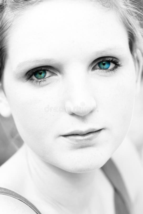 Jeune femme photographie stock libre de droits Jeune femme photographie stock libre de droits