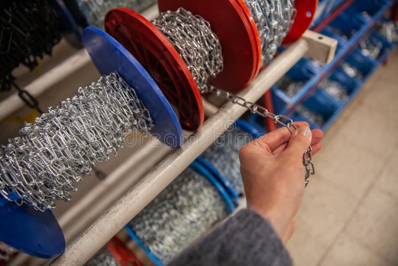 Jeune Homme Achetant Un Outil De Bricolage Dans Le Magasin De Matériel  Photo stock - Image du option, aide: 137252688