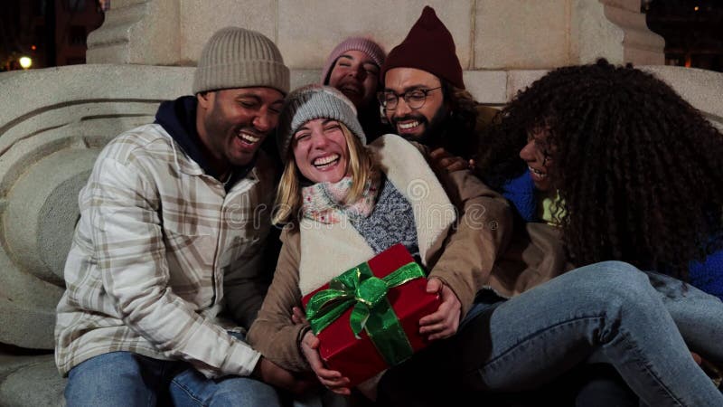 Un Jeune Adulte Excité Déballant Un Cadeau De Noël