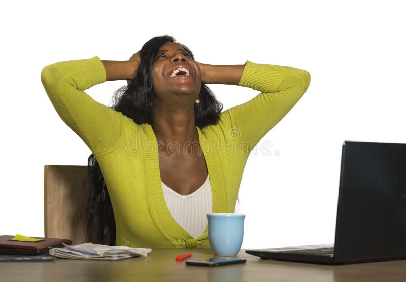 Jeune femme afro-américaine noire heureuse et attirante d'affaires souriant travail gai et sûr à la célébrité de bureau d'ordinat images stock Jeune femme afro-américaine noire heureuse et attirante d'affaires souriant travail gai et sûr à la célébrité de bureau d'ordinat images stock