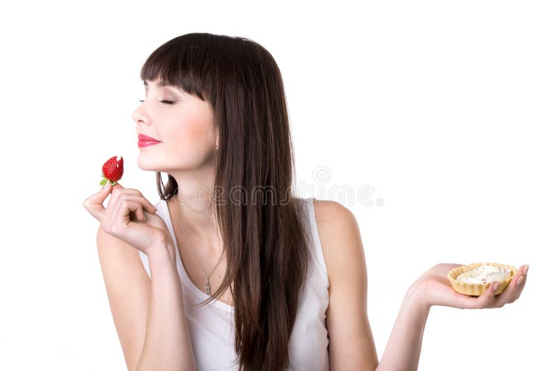 Jeune femme appréciant le gâteau photographie stock libre de droits Jeune femme appréciant le gâteau photographie stock libre de droits