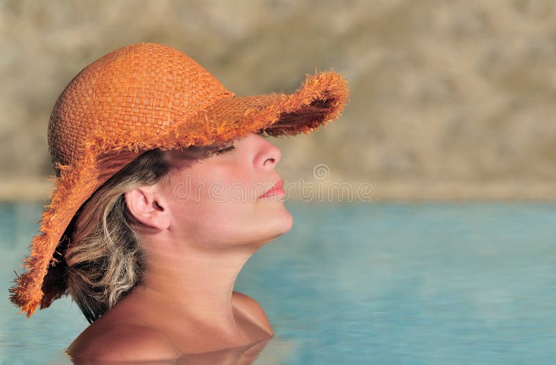 Jeune femme appréciant le soleil dans le regroupement image libre de droits Jeune femme appréciant le soleil dans le regroupement image libre de droits