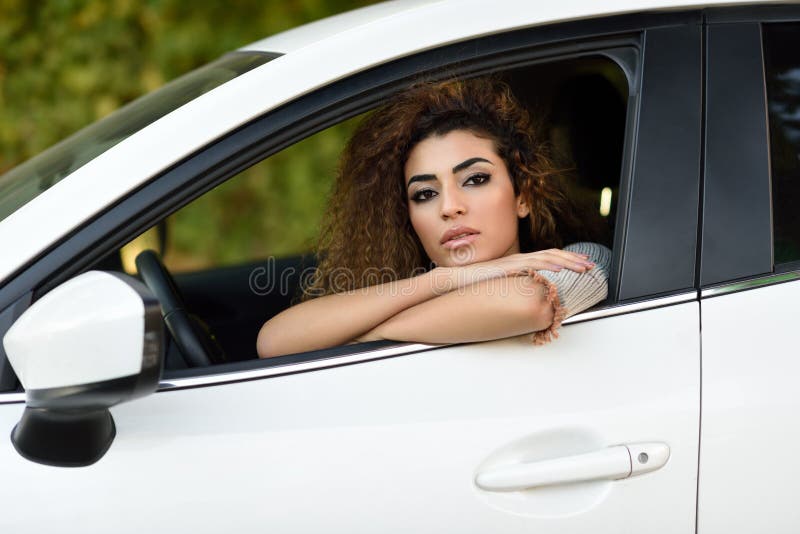 Fille à L'intérieur D'une Voiture De Luxe