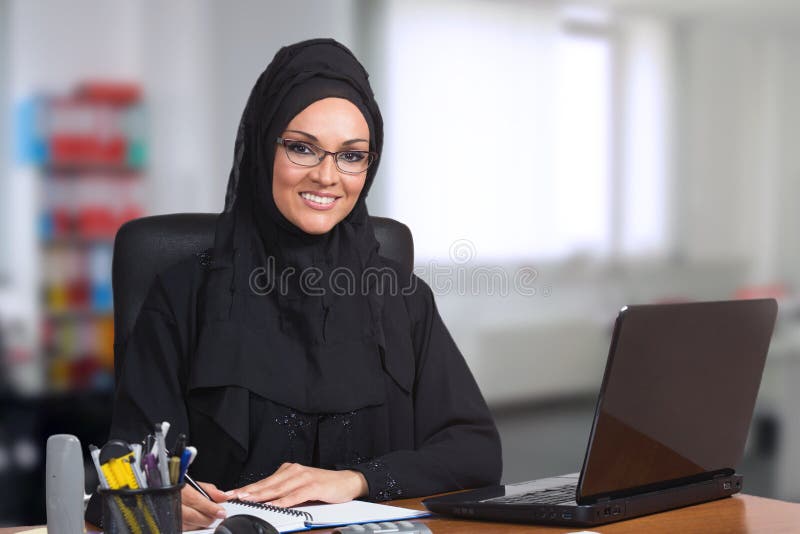 Jeune femme arabe d'affaires, travaillant dans le bureau