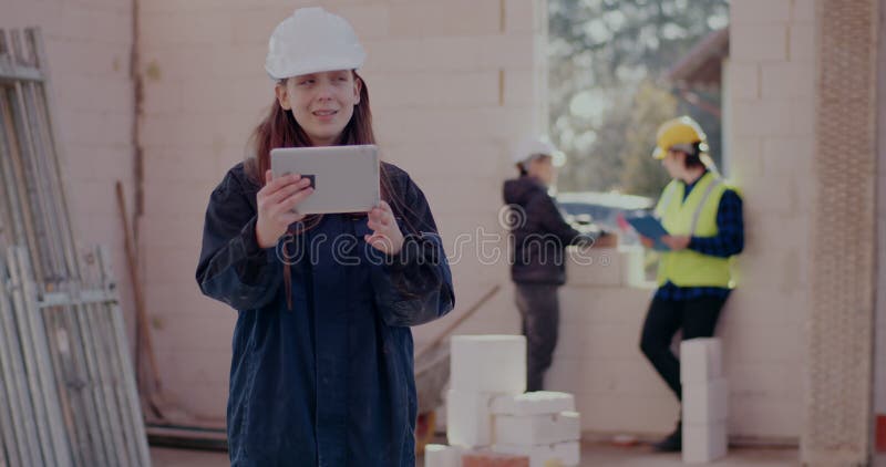 Jeune femme architecte confiante sur appel vidéo banque de vidéos