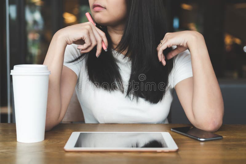 Jeune femme asiatique d'affaires travaillant avec l'ordinateur portable de comprimé, téléphone et photos stock Jeune femme asiatique d'affaires travaillant avec l'ordinateur portable de comprimé, téléphone et photos stock