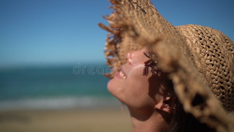 Jeune femme asiatique d'été heureux souriant sur le capuchon du port de vacances de voyage de la plage