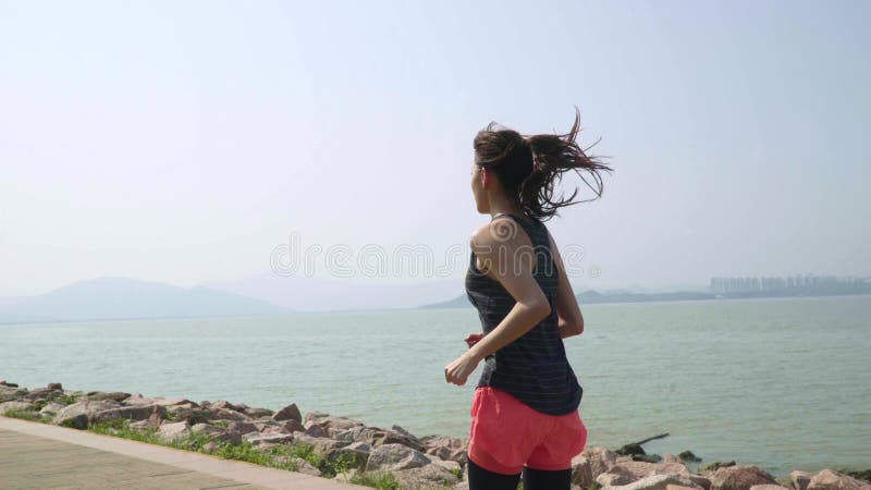Jeune femme asiatique en cours d'entraînement en plein air clips vidéos