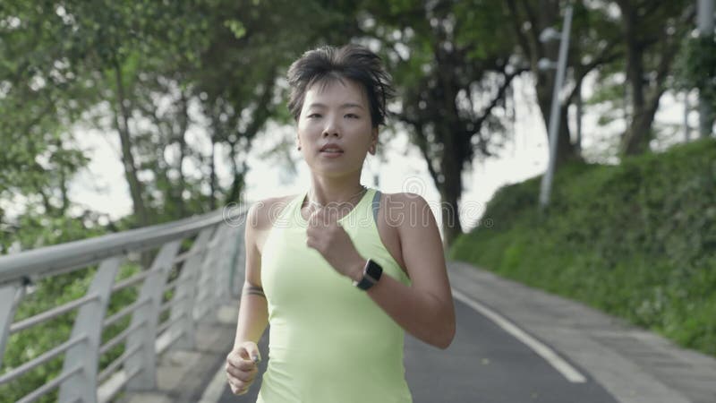 Jeune femme asiatique faisant du jogging à l'extérieur