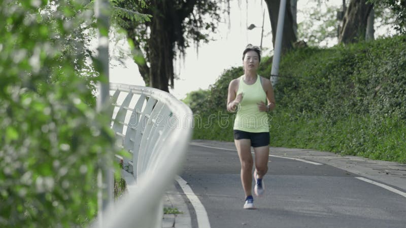 Jeune femme asiatique faisant du jogging à l'extérieur