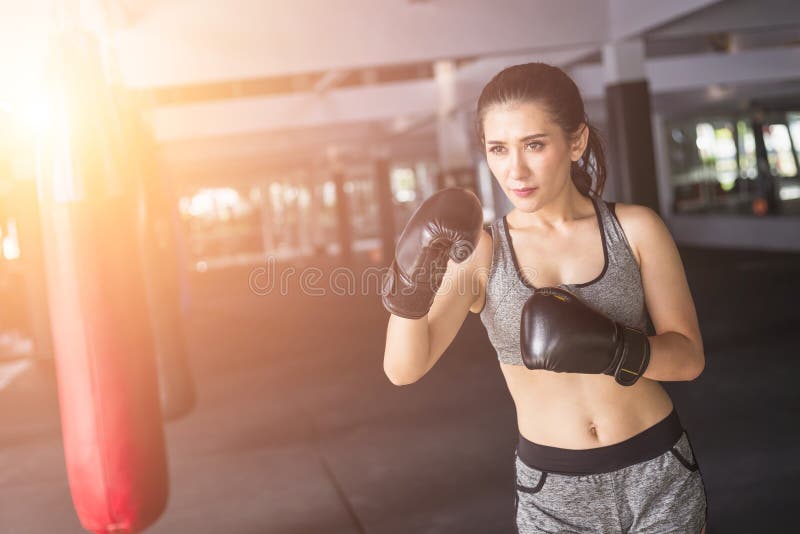 Jeune femme asiatique faisant l'exercice avec l'eq thaïlandais de boxe thaïlandais de Muay image libre de droits