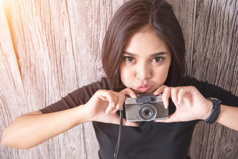 Jeune femme asiatique mignonne avec le rétro appareil-photo avec la lumière Hippie FLB images libres de droits Jeune femme asiatique mignonne avec le rétro appareil-photo avec la lumière Hippie FLB images libres de droits