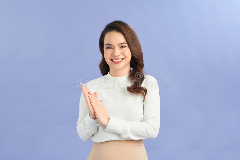 Jeune femme asiatique se sentant heureuse et réussie dire félicitations contre fond de couleur photo stock