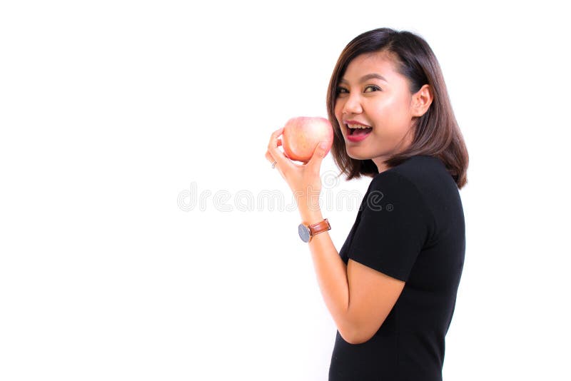 Jeune femme asiatique tenant la pomme rouge-clair sur le fond blanc P image stock Jeune femme asiatique tenant la pomme rouge-clair sur le fond blanc P image stock
