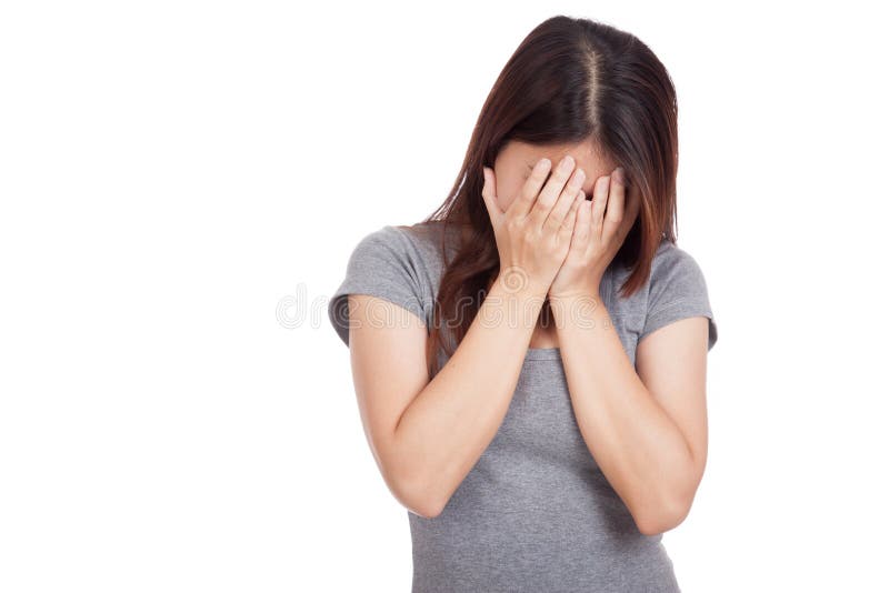Jeune femme asiatique triste pleurant avec le visage sur la paume