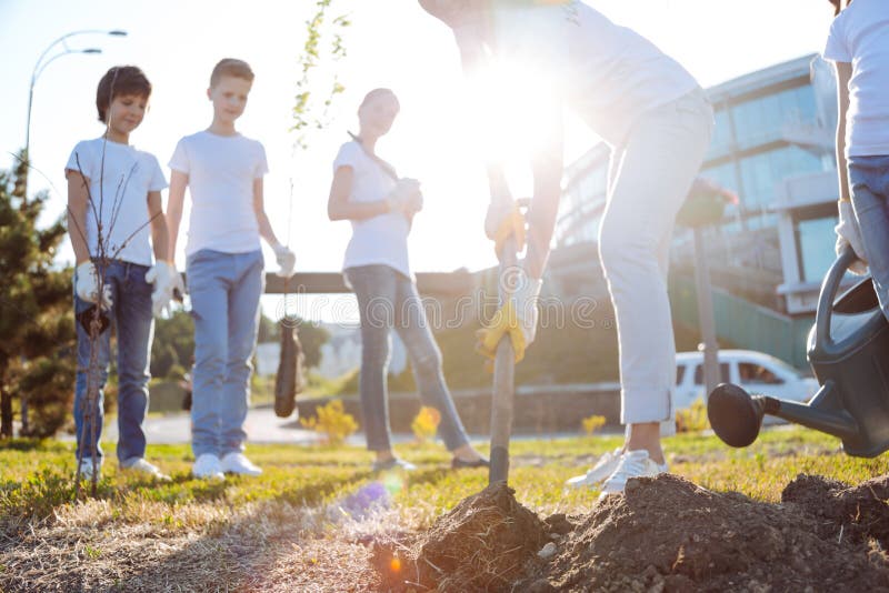Jeune femme attentive préparant le sol pour la plantation photos libres de droits Jeune femme attentive préparant le sol pour la plantation photos libres de droits