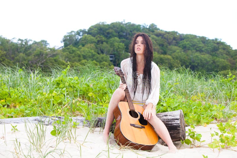 Jeune femme attirant à l'extérieur avec la guitare images libres de droits Jeune femme attirant à l'extérieur avec la guitare images libres de droits
