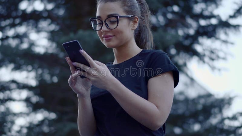 Jeune femme attirante avec des verres causant avec des amis clips vidéos