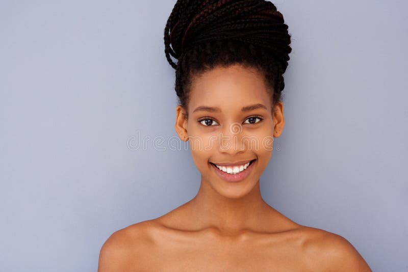 Jeune femme attirante contre le mur gris avec les épaules nues images stock Jeune femme attirante contre le mur gris avec les épaules nues images stock
