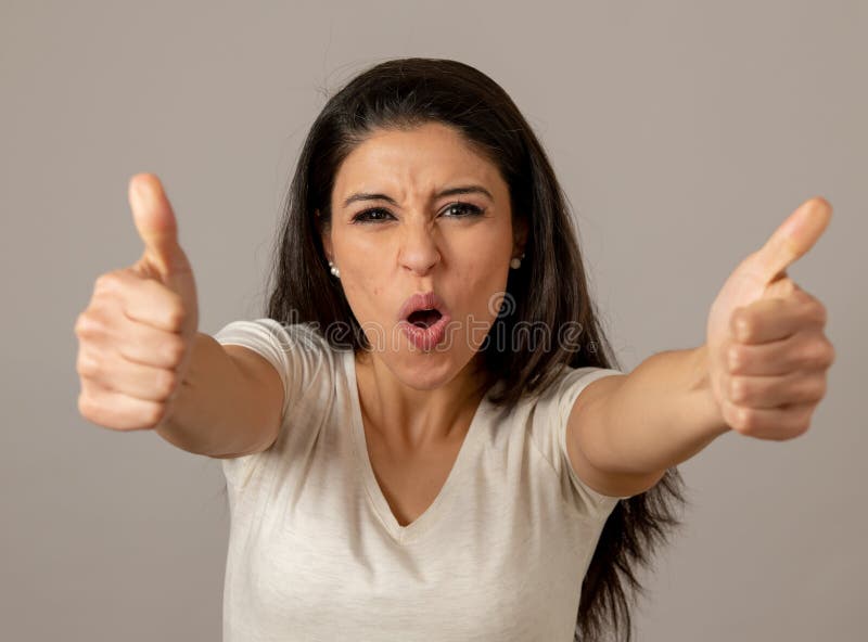 Jeune femme attirante enthousiaste et euphorique heureuse célébrant le MOIS photo libre de droits Jeune femme attirante enthousiaste et euphorique heureuse célébrant le MOIS photo libre de droits