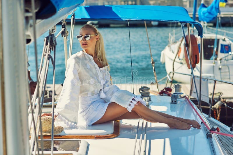 Jeune femme attirante sur un yacht un jour d'été photos stock Jeune femme attirante sur un yacht un jour d'été photos stock