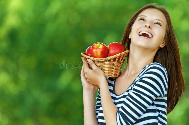 Femme tenant le panier avec des pommes photos libres de droits Femme tenant le panier avec des pommes photos libres de droits