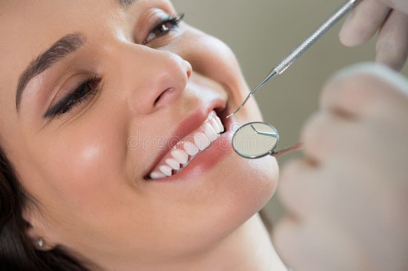 Jeune femme au dentiste photographie stock Jeune femme au dentiste photographie stock