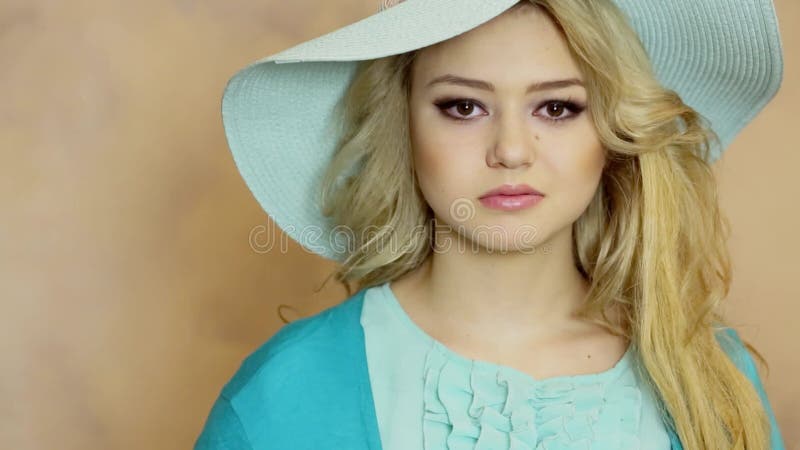 Jeune femme aux cheveux blonds et aux yeux bruns banque de vidéos