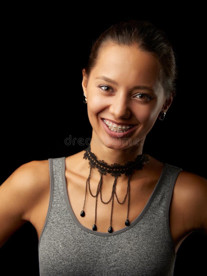Jeune femme avec des accolades photos libres de droits Jeune femme avec des accolades photos libres de droits